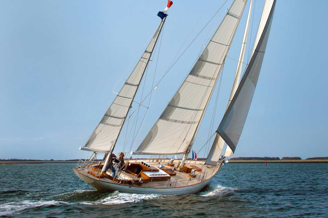 „Scarabee“ unter Segeln.