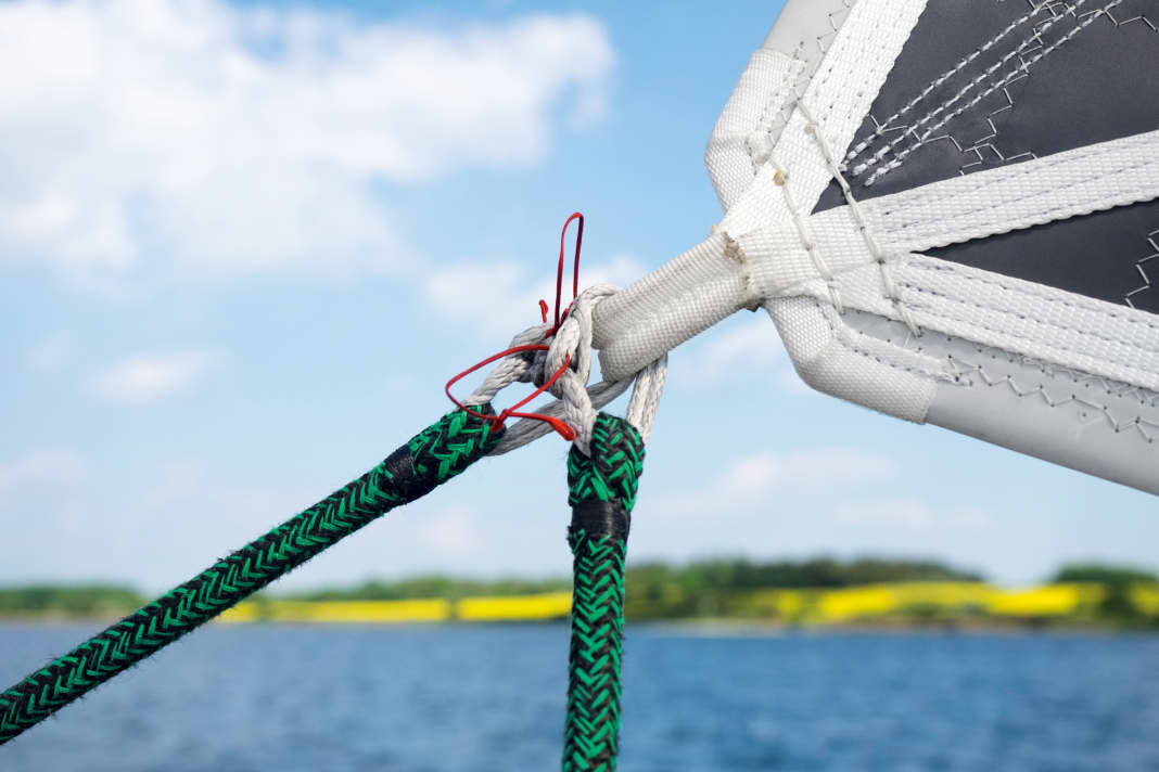 L'épissure finale est aussi chic que cela, avec des manilles de cordage à ouverture textile.