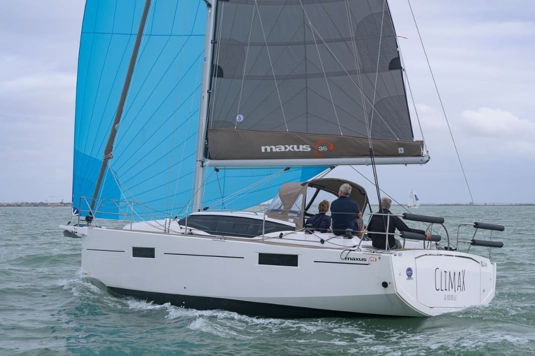 Le Maxus 35 a besoin d'un peu de vent ou d'une voile supplémentaire pour bien se mettre en route. Le plan de voilure standard n'est pas très étoffé