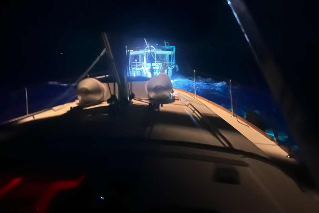 Die Yacht im Schlepp der Retter - aus der Notsituation folgte eine juristische Auseinandersetzung.