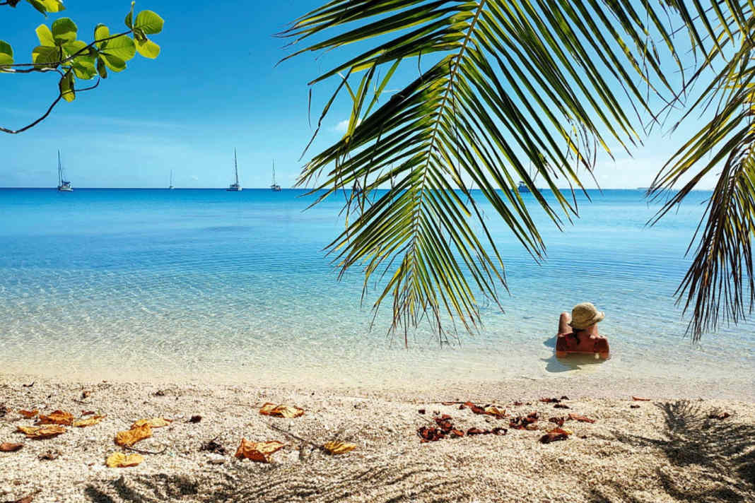 Swimming with the most beautiful view in the world: Hirifa palm beach.