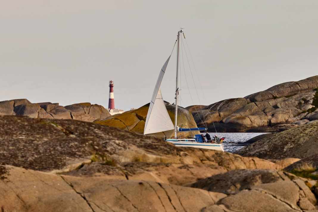Canale dell'arcipelago nell'Oslofjord di Ytre, dietro il faro di Færder.