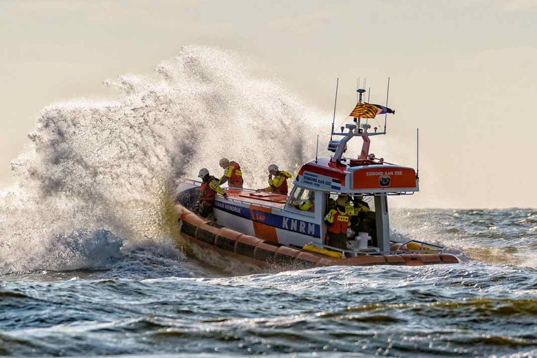 "Adriaan Hendrik" supera il surf.