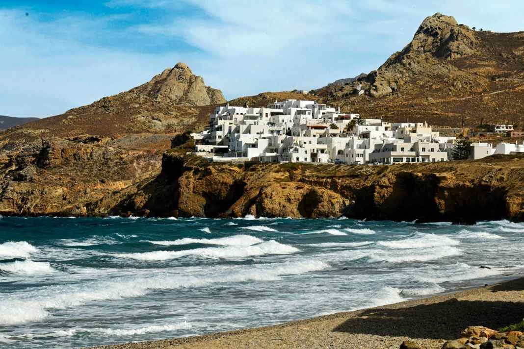 Am felsigen Strand von Grotta an der Nordküste von Naxos lässt der Meltemi die Brandung anrollen.