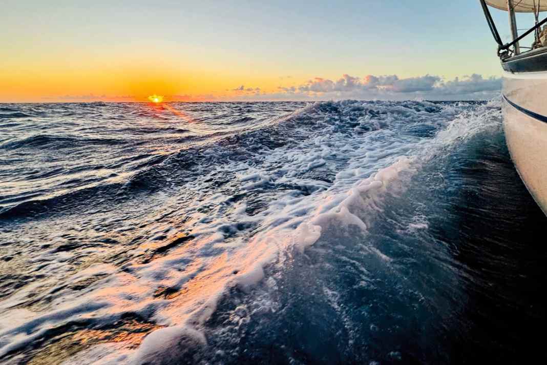 Il Nord Atlantico si mostra dal suo lato più bello. Navigare nel presente.