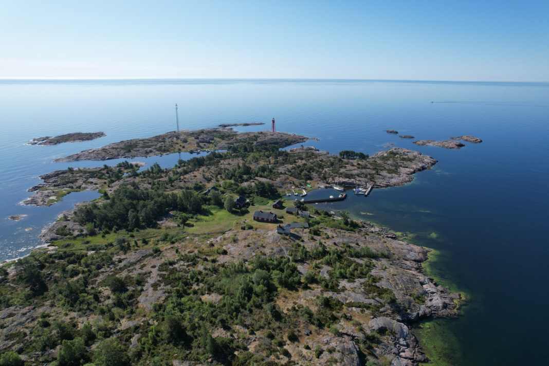 Der südliche Teil von Häradskär mit dem Hafen und dem Leuchtturm.