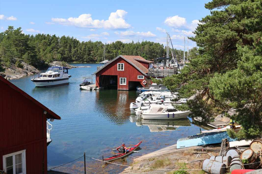 Our traders pass Restaurang Loftet on the Harstena Sound.