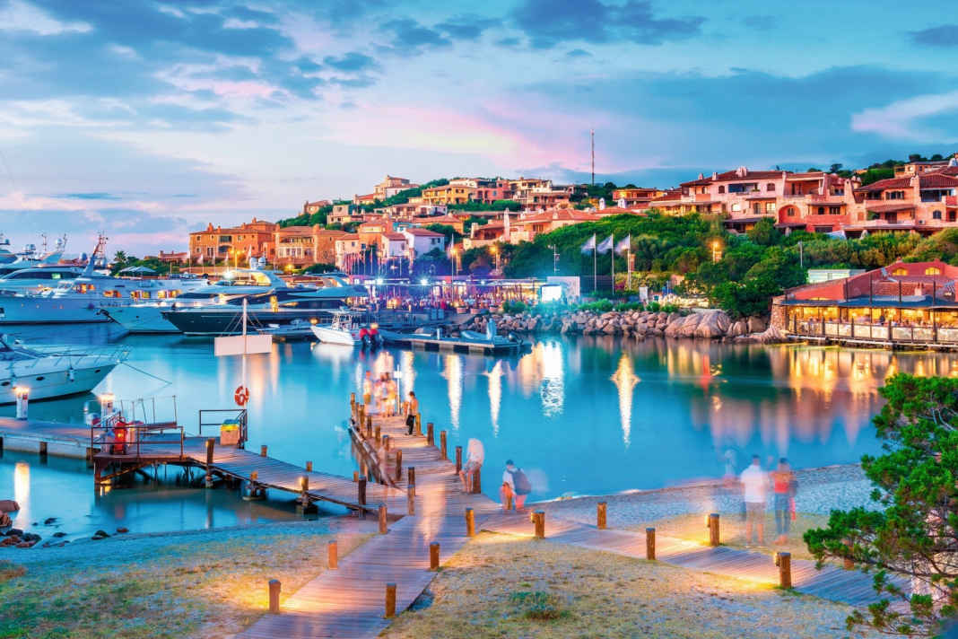 Inventée par la jet-set : La Marina di Porto Cervo au nord-est de la Sardaigne.