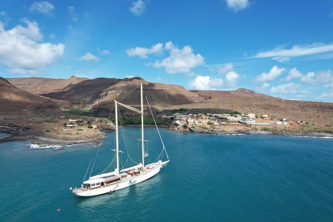 "Chronos" vor Anker vor Tarrafal auf São Nicolau.