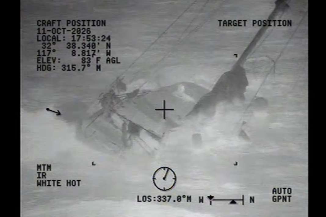 Die havarierte Yacht. Aufnahme aus dem Rettungshubschrauber.