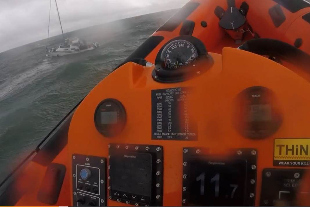Die Retter erreichen die Havarierte Yacht.