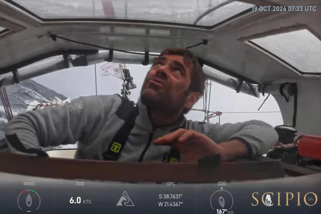 Damien Guillou, en tête de la course, est confronté à des conditions difficiles à bord du « Solarem » dans l'Atlantique Sud.