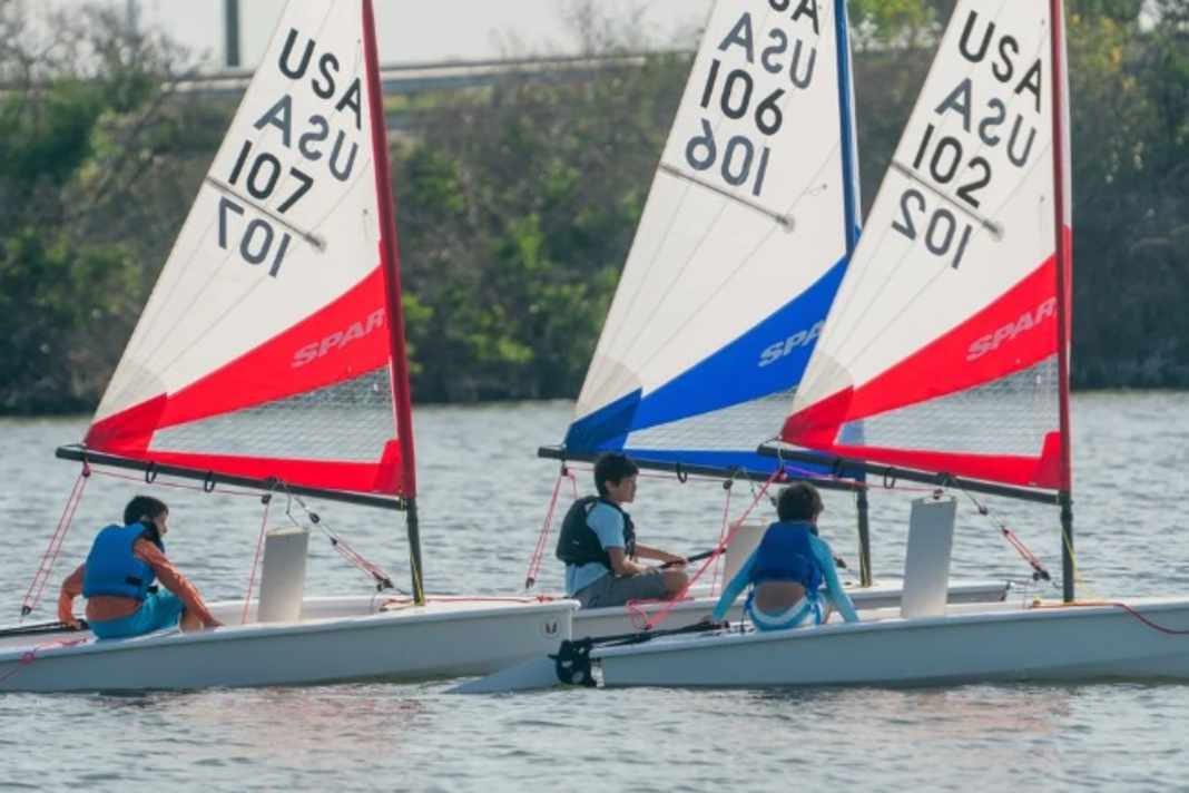La voile bleue mesure environ un mètre carré de plus.