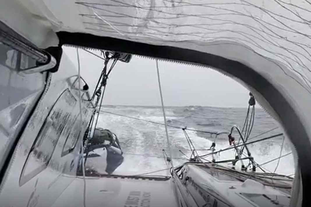 Fino a 32 nodi attraverso il grigiore del Nord Atlantico. Boris Herrmann in volata verso il traguardo ieri con la sua "Malizia - Seaexporer".