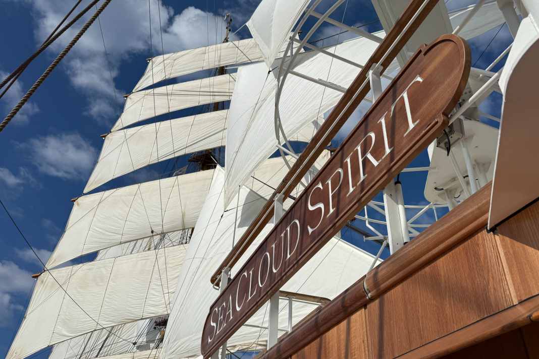 La “Sea Cloud Spirit” è in servizio dal 2021 e coniuga la navigazione a vela tradizionale con i comfort moderni.