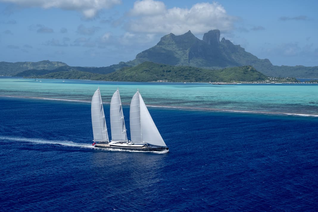 Rennen am Riff von Bora Bora. Vor dem polynesischen Atoll reizt der 81 Meter lange Dreimast-Schoner die Rumpfgeschwindigkeit von 22 Knoten aus