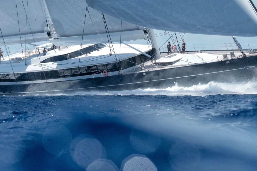 La super protection : le gréement Rondal comporte jusqu'à 3 500 mètres carrés de toile de Doyle Sails, qui contrôle 34 winchs Rondal - les plus puissants tirant des charges allant jusqu'à 18 tonnes. Des vitesses de bateau de plus de 20 nœuds sont déjà enregistrées dans des conditions de vent modérées.