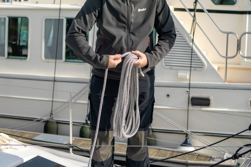 La baia appena posizionata viene fatta ruotare di mezzo giro verso l'esterno, lontano dal corpo, prima di essere afferrata e fissata con la mano di sostegno.