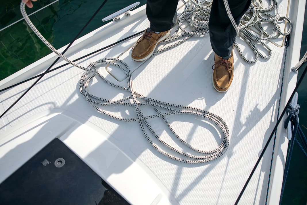 Eights are laid alternately again, only on deck, not in the hand