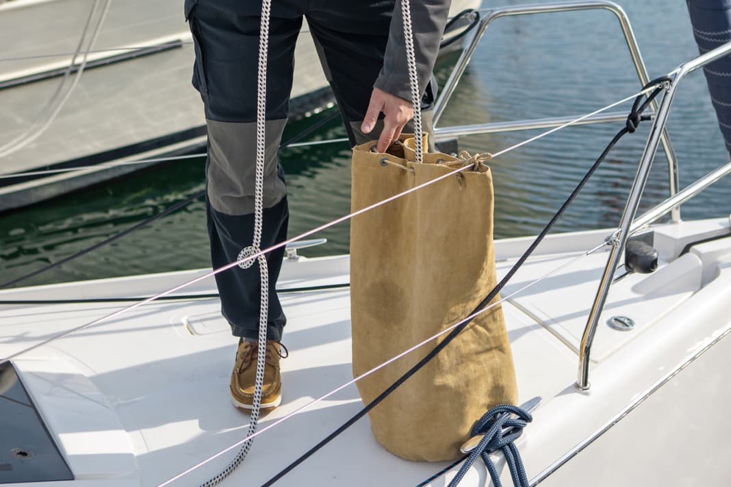 A sail bag or bailer is ideal for stowing lines such as the anchor cable. Sacks or halyard bags can hold the halyards at the companionway