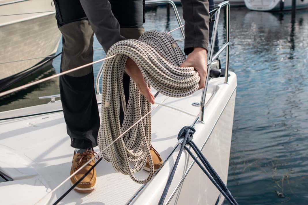 Lay the shot coil over the railing. There is a little too much rope for this method. Another advantage: as there is a lot of rope at the end, it does not drag on deck if large bays have been laid