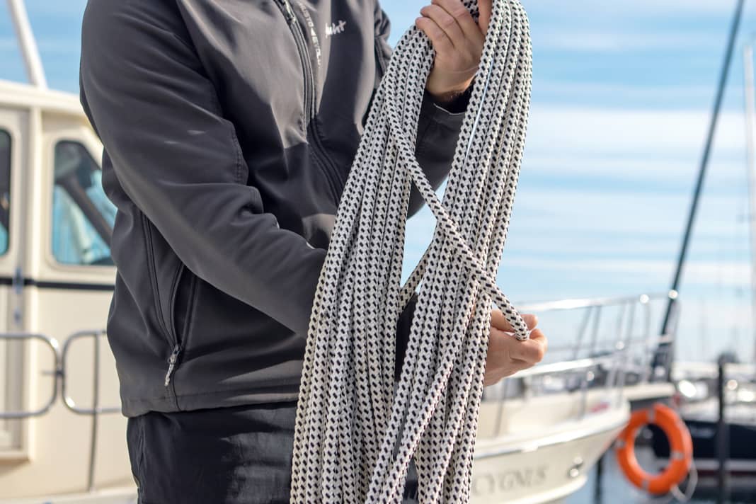 Keep about two bay lengths of the loose part and run it around the waistband from bottom to top