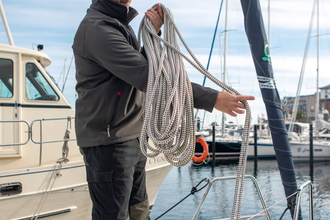 Prendre une anse de la botte, si la botte est très épaisse, faire une double anse, c'est-à-dire laisser tomber une anse.
