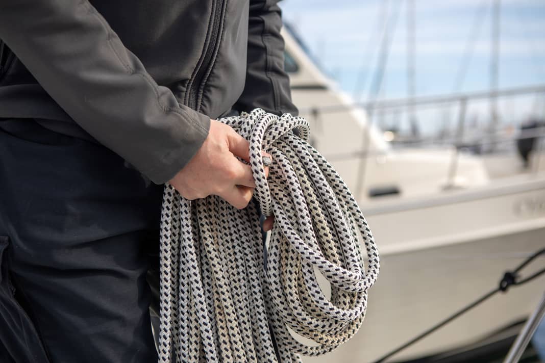 Here the waistband is finally secured with half hitches. After wrapping the loose part, make a half hitch and tighten. If this knot seems durable enough, it is enough and the waistband can be stowed away