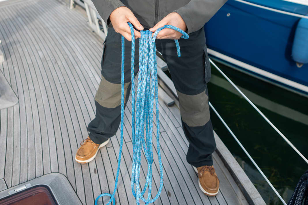 Start by shooting a few bays of the throwing line and then take an equal number in each hand. Secure the loose part in one hand and the fixed part on board