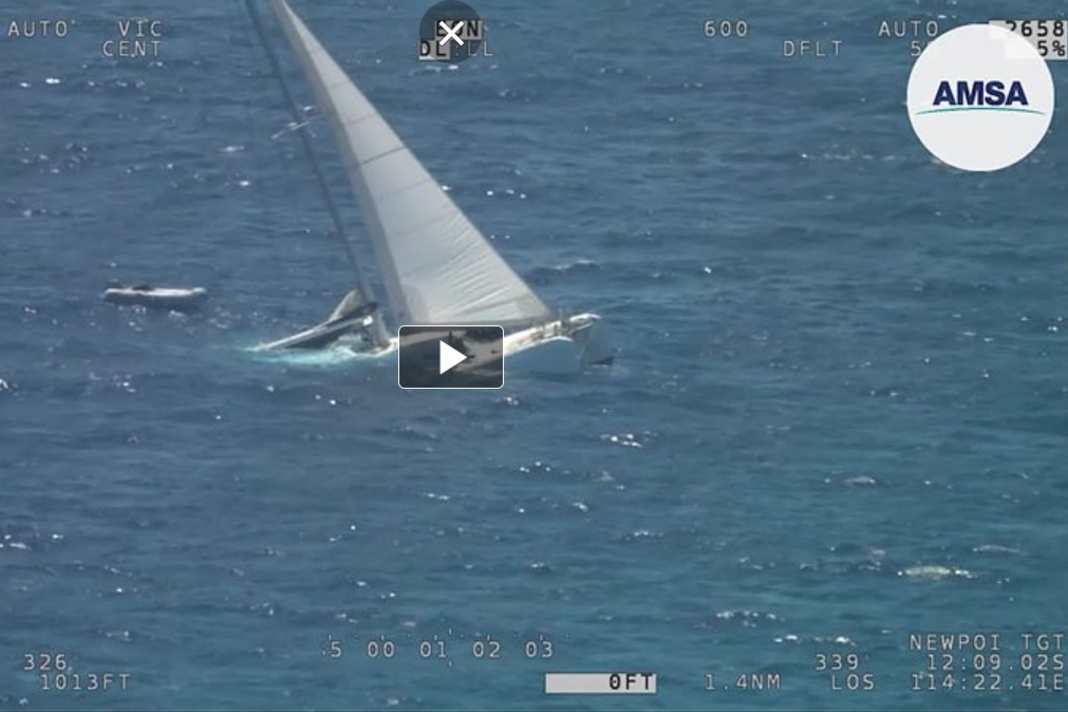 Der bereits halb versunkene 13-Meter-Katamaran des kanadischen Einhandseglers im Indischen Ozean.