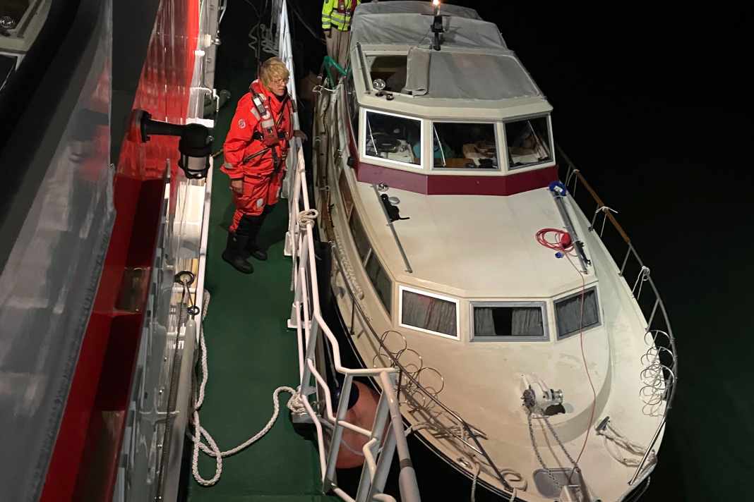 Eine Motoryacht meldete am Samstagabend starken Wassereinbruch. Der Seenotrettungskreuzer "Anneliese Kramer" aus Cuxhaven unterstützt beim Lenzen.