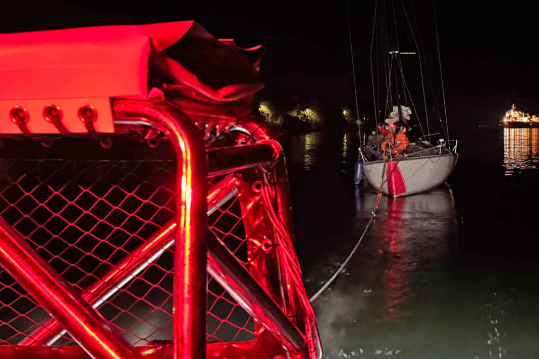 Die Seenotretter aus Schilksee schleppen am späten Samstagabend einen vermisst geglaubten Segler zurück in den Hafen.
