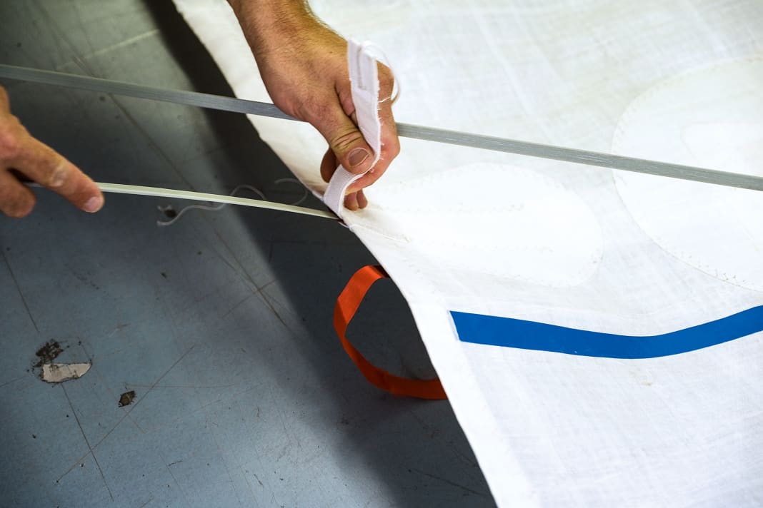 Détendre les lattes de la voile ou mieux encore, les enlever complètement. Cela permet de plier et d'emballer la toile de manière beaucoup plus petite.