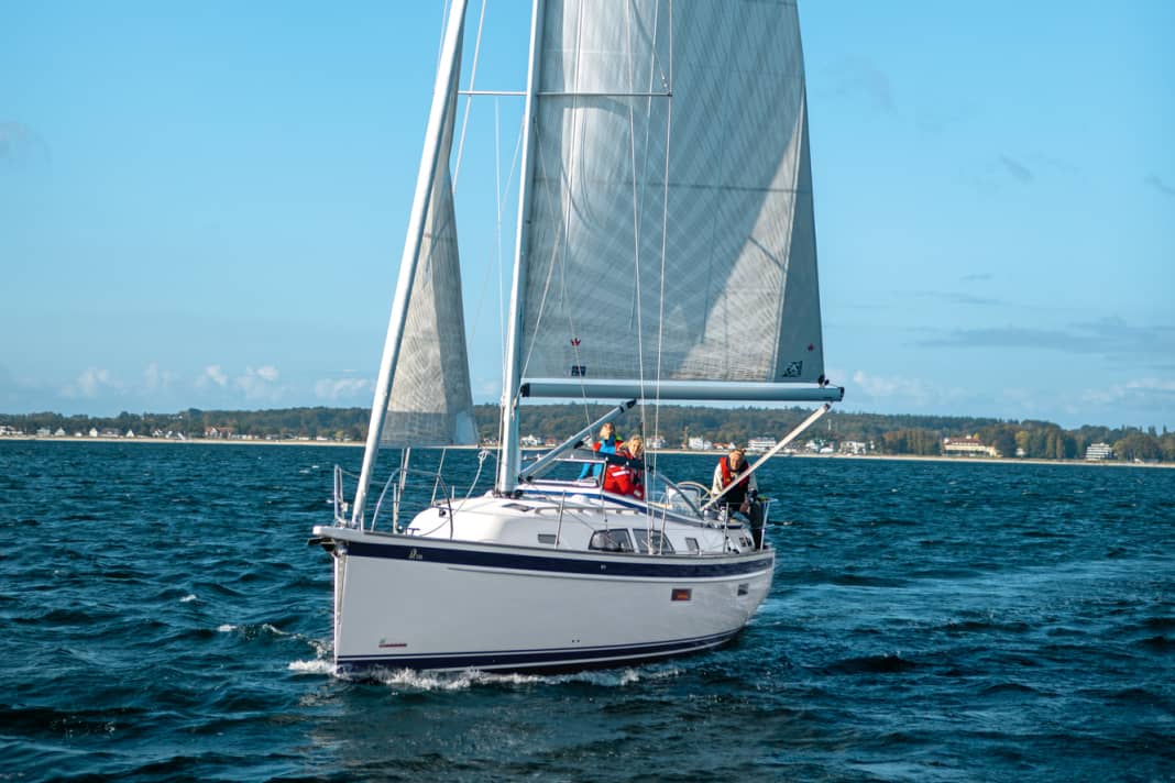 Vor dem Ausrollen abfallen auf einen tiefen Raumschotskurs. Das verringert den scheinbaren Wind an Deck. Genuafall etwas lösen, und auch das Achterstag nicht zu fest fahren. Das verringert die Belastung der Lager der Rollreffanlage, und es wird weniger Kraft benötigt
