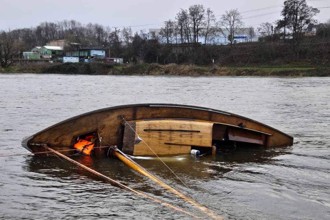 Das Boot kenterte im Sturm auf der Elbe