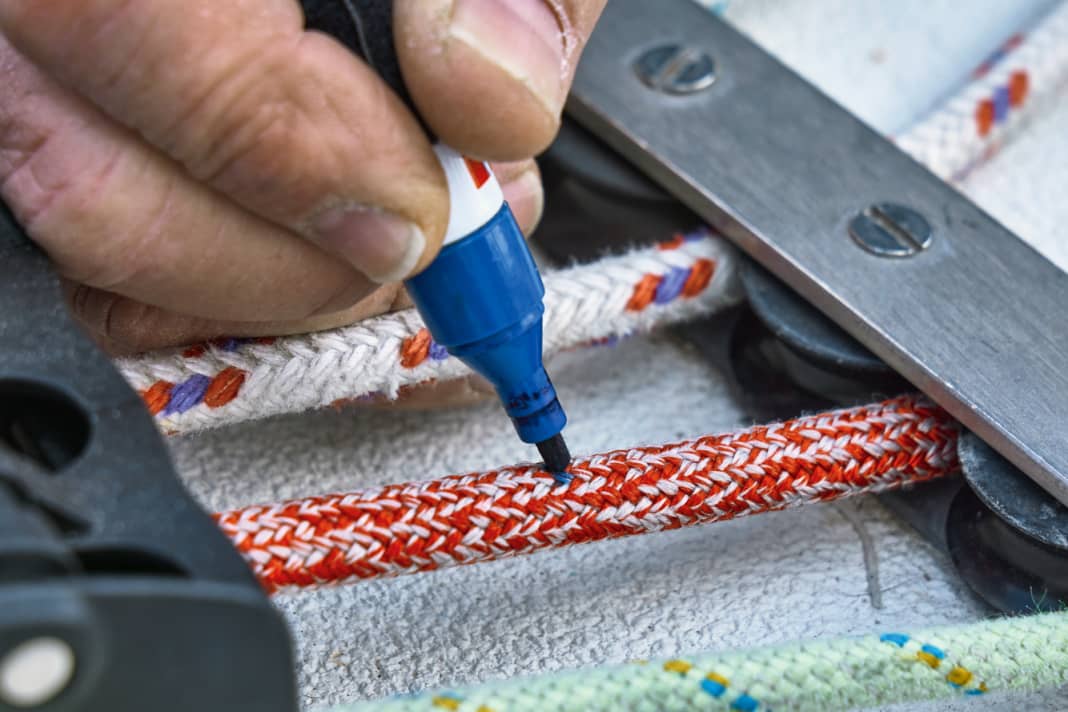 Marks on the traps serve to control the tension and as a maximum limit