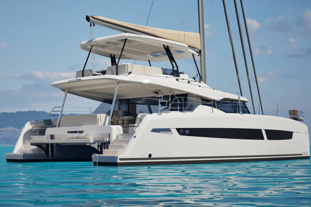 Le biplan est un bateau à deux étages. Le flybridge est protégé de manière standard par un bimini fixe. La grand-voile est en conséquence montée très haut.