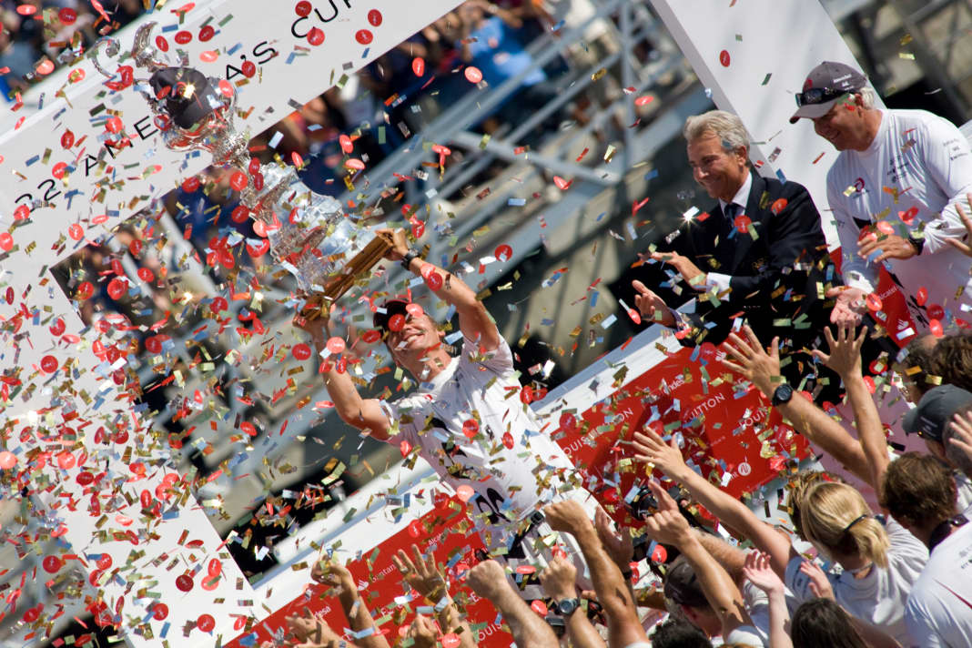 Ernesto Bertarelli und Team Alinghi feiern ihren Triumph im Konfettiregen