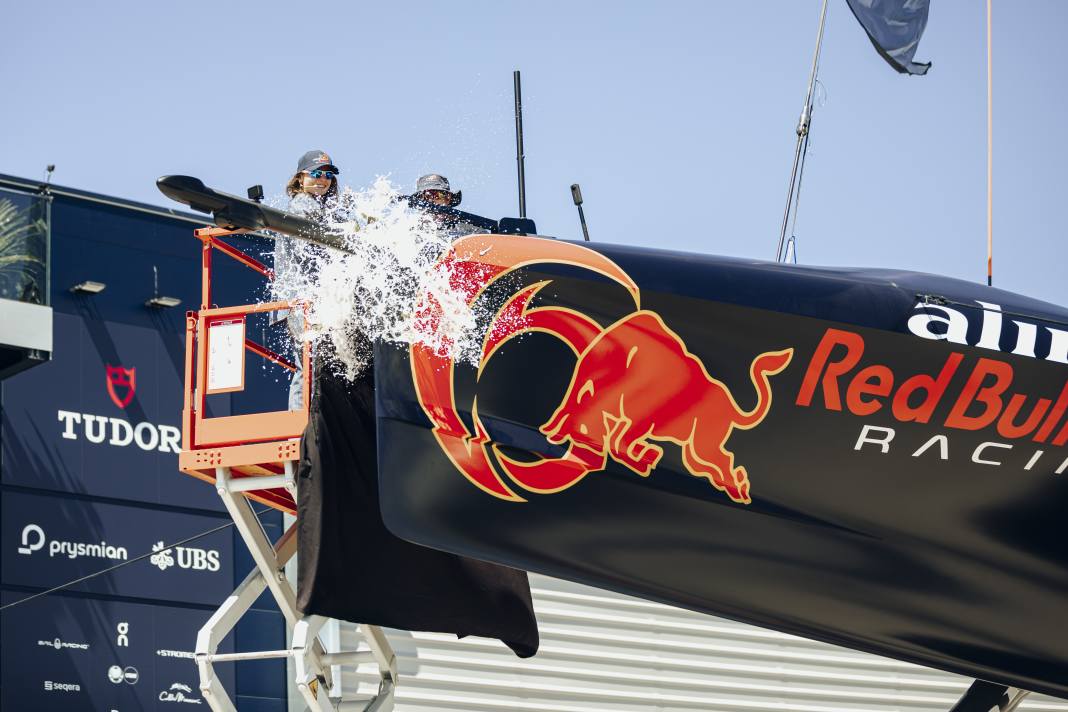 Taufpatin Chiara Bertarelli lässt die Champagnerflasche zur Taufe von Alinghi Red Bull Racings "BoatOne" bersten