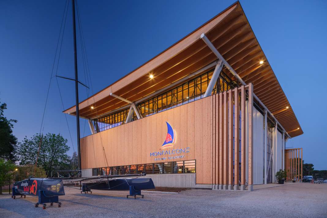 Vue du bâtiment de la Red Bull Sailing Academy dans la marina de Monfalcone, située entre Grado et Trieste.