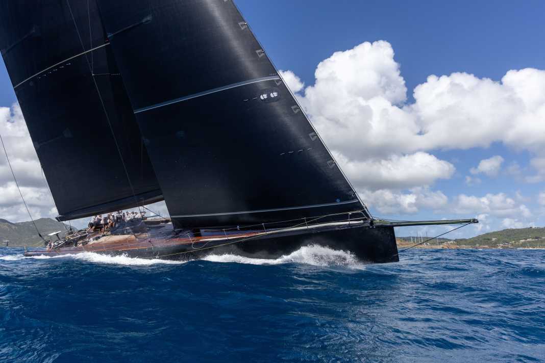 « Bullitt » lors de la RORC Caribbean 600, en 2025. Ce voilier de croisière haute performance est actuellement en vente au prix de 8,5 millions d'euros et a fait l'objet l'année dernière d'une remise en état d'un peu moins de 5 millions d'euros. Cette intervention visait avant tout à améliorer ses performances.