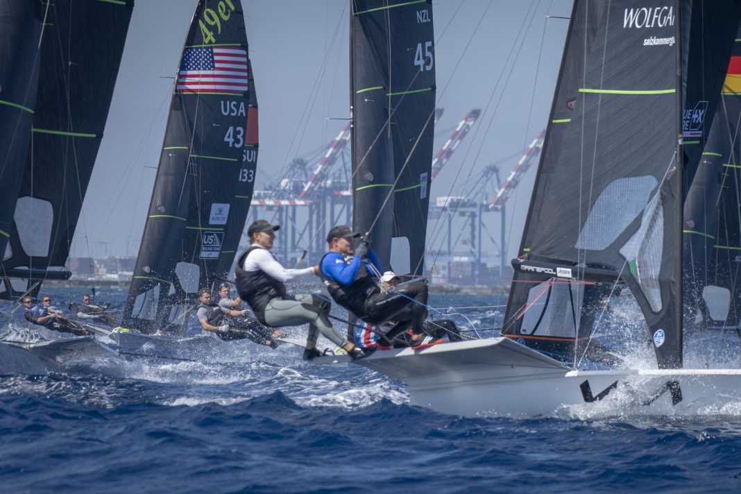 Knackige Bedingungen im kommenden LA-Olympia-Revier. Im Hintergrund sind Jakob Meggendorfer und Andreas Spranger mit der Segelnummer GER 22 zu sehen.