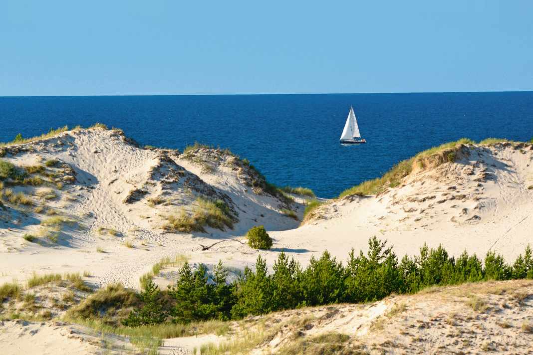 Il Parco Nazionale Slowinski in Polonia. Ora è consentito navigare solo entro due miglia nautiche dalla costa.