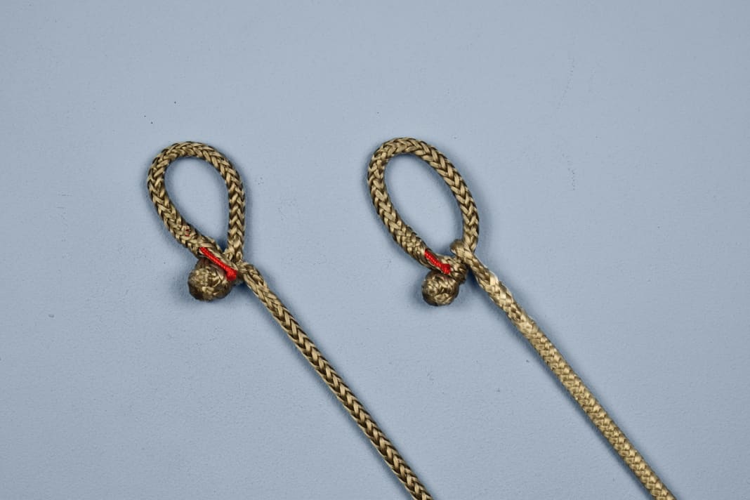The left shackle is spliced directly into the end of the single braid. On the right is the variant with a separate eye splice, which has a slightly higher breaking load