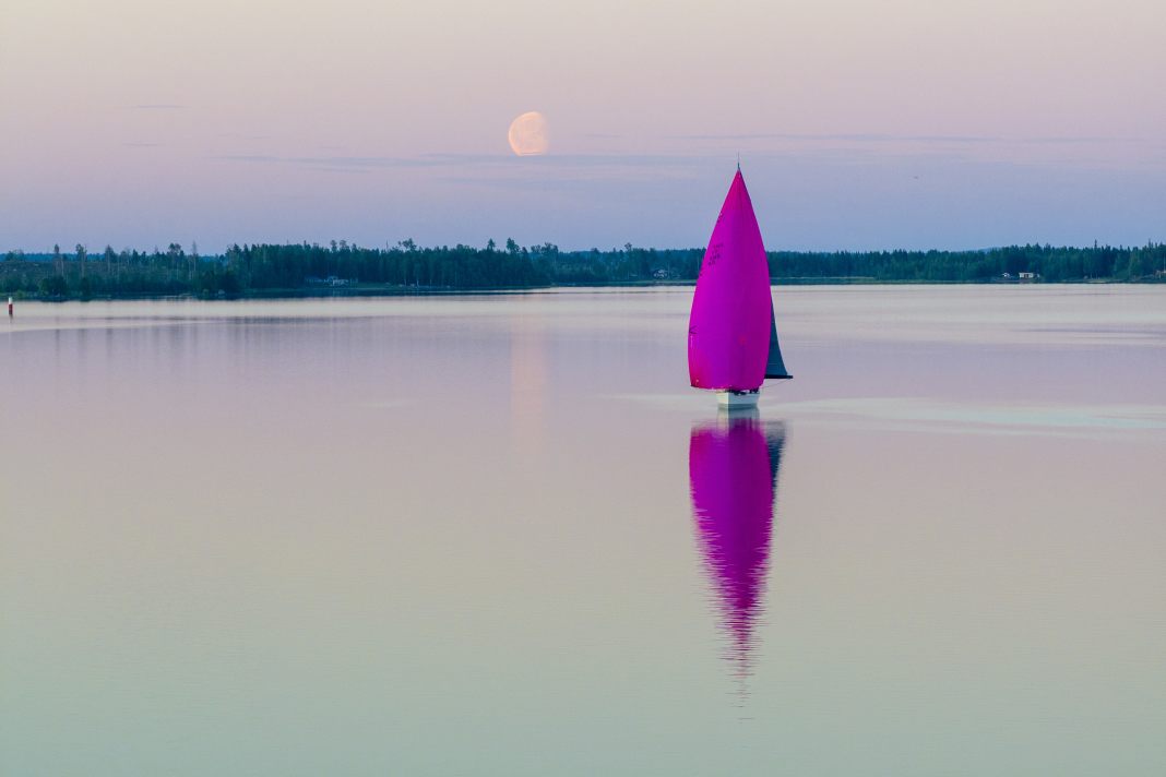 L'X-55 "Luft" si avvicina alla boa gialla di Töre nella notte di mezza estate