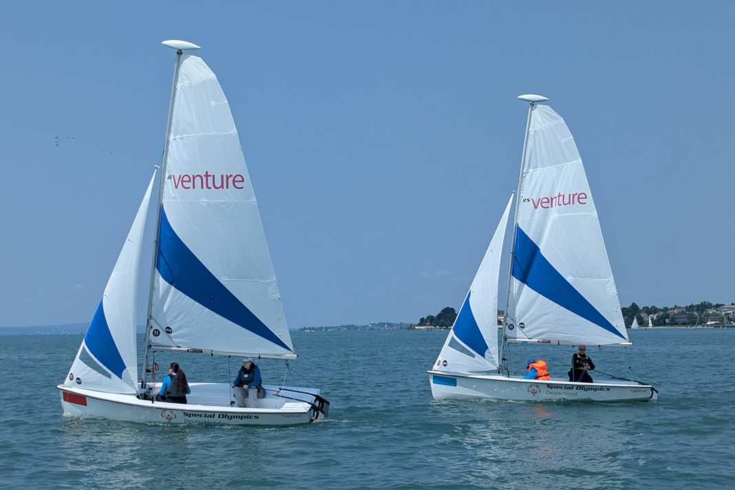 L'RS Venture Connect nella configurazione da noleggio: senza sedili a castello, senza gennaker, con timone.