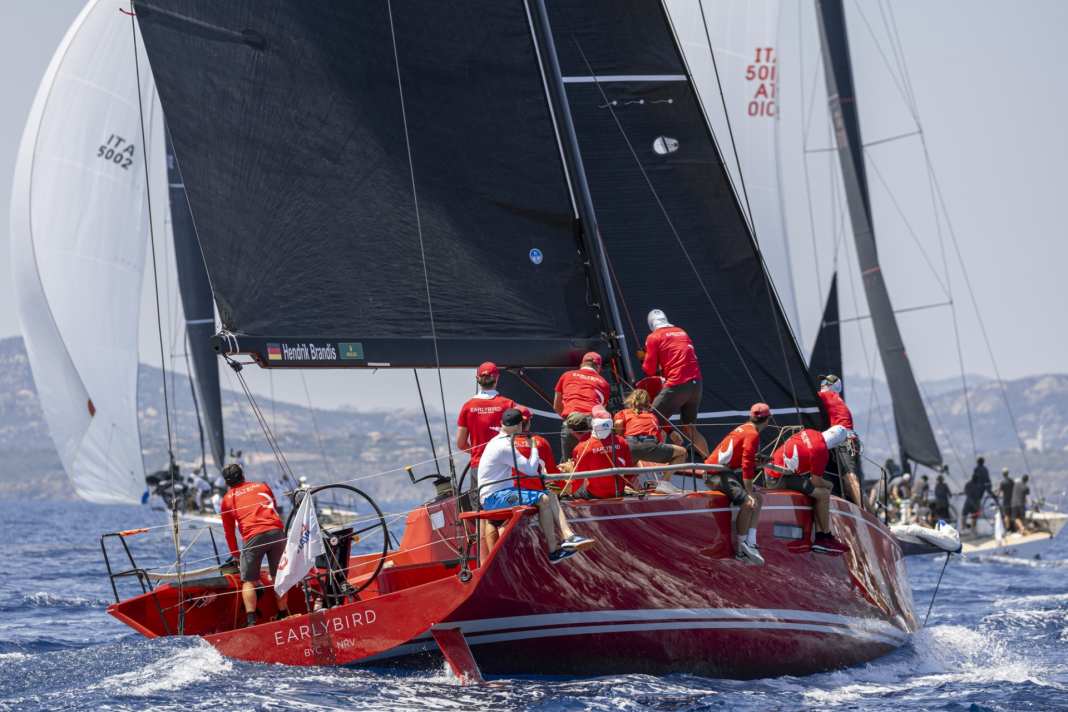 Hendrik Brandis' feuerrote "Earlybird" segelte vor Porto Cervo zu WM-Gold.