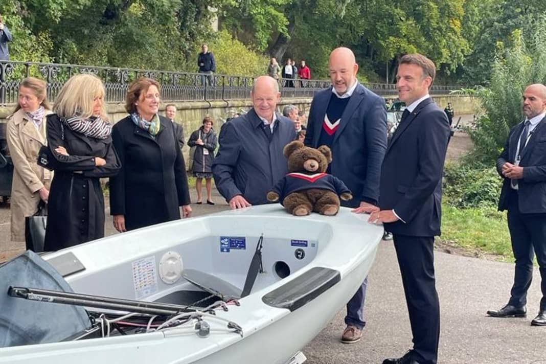 High-ranking visitors to the Blankeneser Segel-Club: Chancellor Olaf Scholz and Britta Ernst as well as French President Emmanuel Macron and his wife Brigitte Macron during an unplanned chat at the BSC