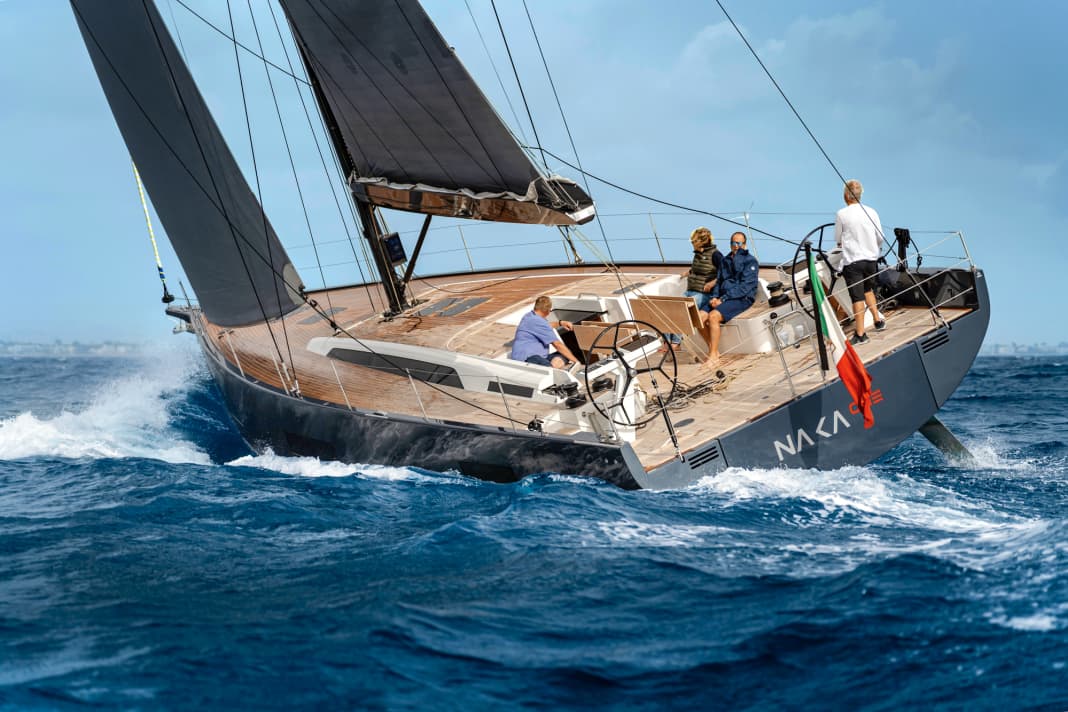 Méditerranéen et stylé : beaucoup d'espace dans le cockpit, des roues bien espacées et un pont sans arêtes. Le Solaris est excitant pour les yeux et fort sous les voiles.