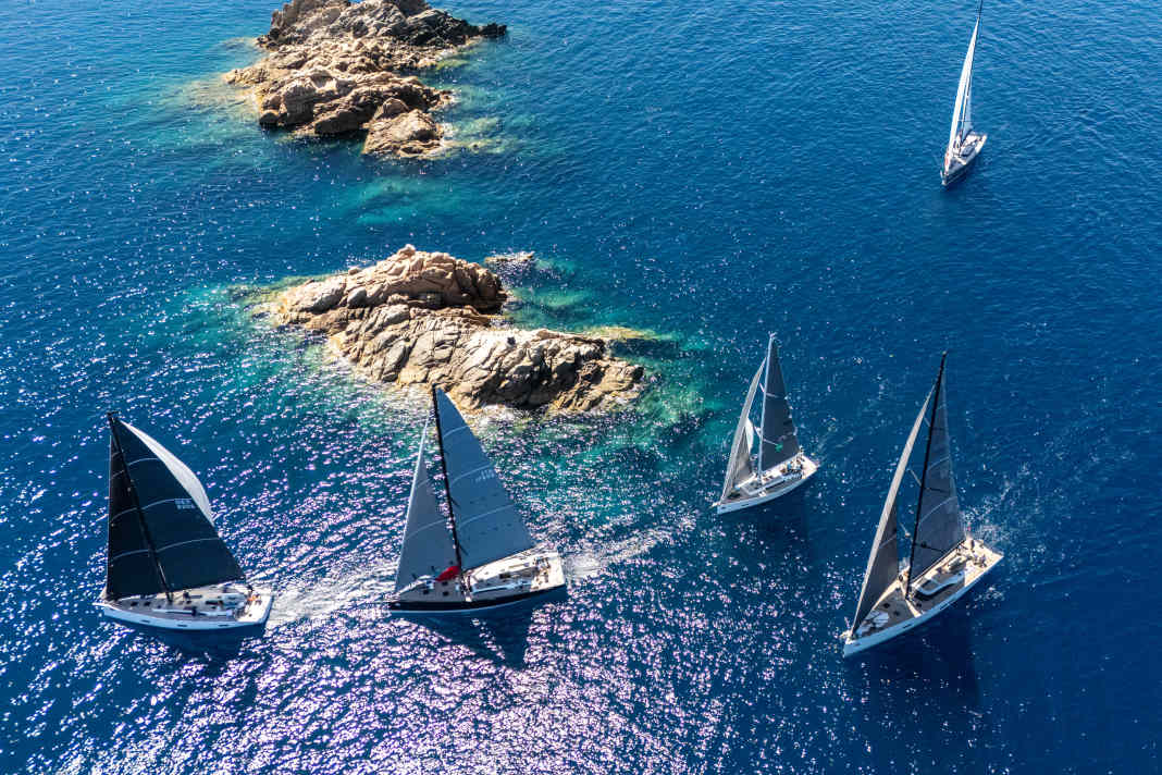 La 11e Solaris Cup a rassemblé près de 80 équipages au large de la Sardaigne, qui ont navigué autour des marques naturelles des îles Mortorio et Soffi à travers le golfe de Porto Rotondo.